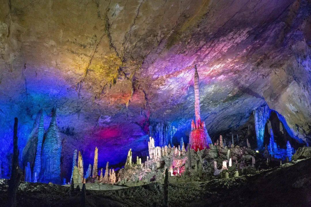 连喷4次!日本一火山喷发 烟柱高达700米